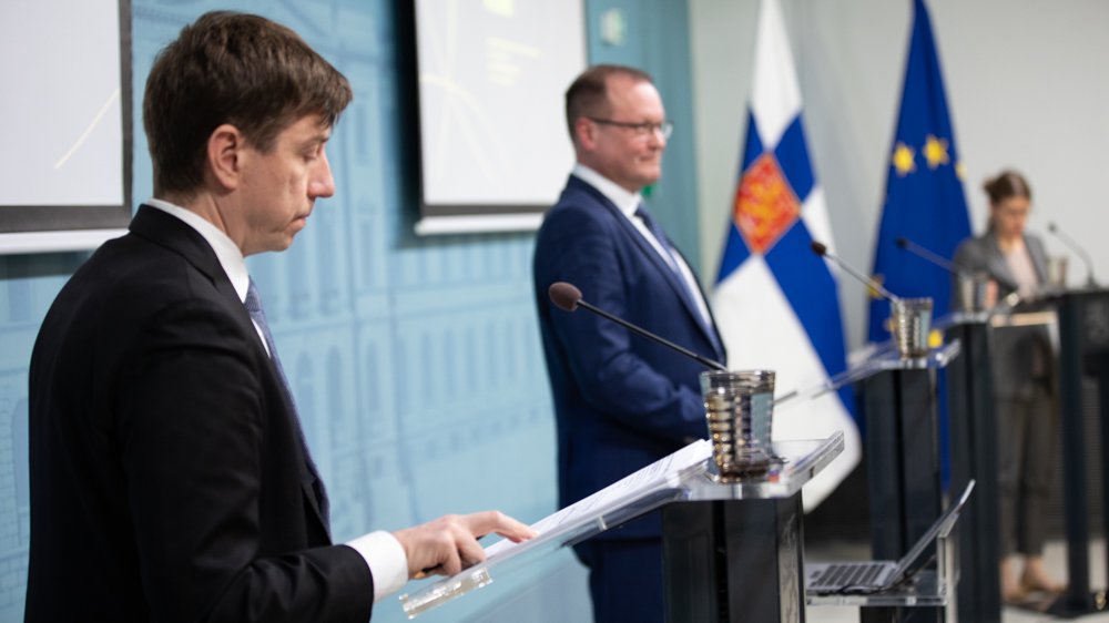 Näringsminister Sakari Puisto ja konsultativ tjänsteman Kari Kemppainen vid pressmötet.